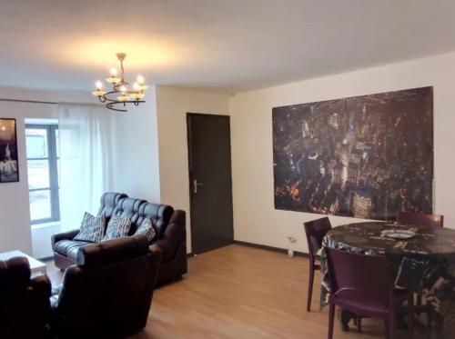 un salon avec un canapé et une table dans l'établissement Appartement avec stationnement, à Champlitte-et-le-Prélot