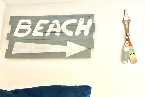 a sign with an arrow on a wall at Happy Days On The Lake! in Viverone