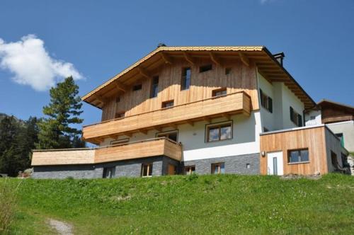 een huis bovenop een grasheuvel bij Haus Feuerstein in Lech am Arlberg