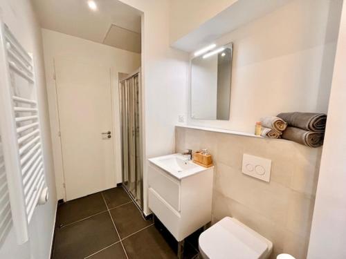 une salle de bain avec un lavabo blanc et des toilettes dans l'établissement Studio Moderne, Centre Nice, à Nice