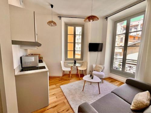 un salon avec un canapé et une table dans l'établissement Studio Moderne, Centre Nice, à Nice