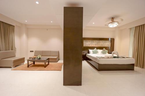 Cama o camas de una habitación en Zip By Spree Hotels Surat