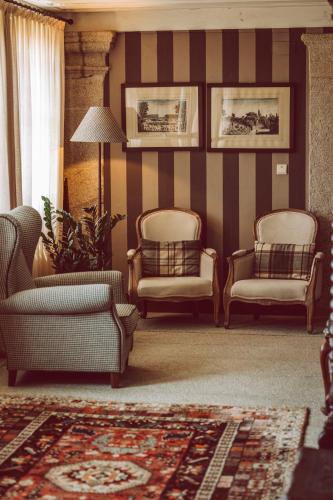 a living room with two chairs and a striped wall at Quinta do Monteverde in Viana do Castelo