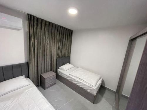 Ένα ή περισσότερα κρεβάτια σε δωμάτιο στο شقارى 8