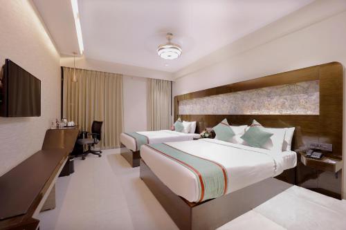 Cama o camas de una habitación en Zip By Spree Hotels Surat