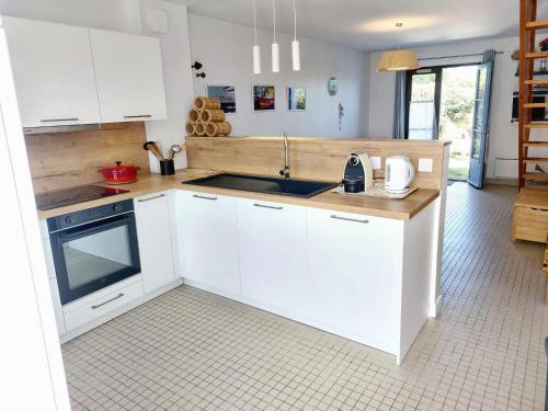 Η κουζίνα ή μικρή κουζίνα στο Maison de vacances à l'Ile d'Yeu - Les Genêts