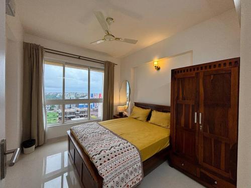 Postel nebo postele na pokoji v ubytování Retro Vintage Retreat 2BHK Apt Zennova Stays, 5mins from Dabolim Airport