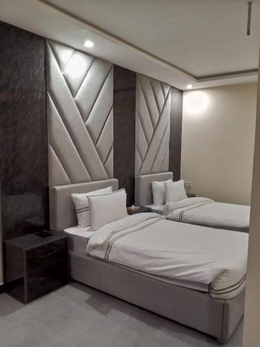Postel nebo postele na pokoji v ubytování Legend Hotel Kalam