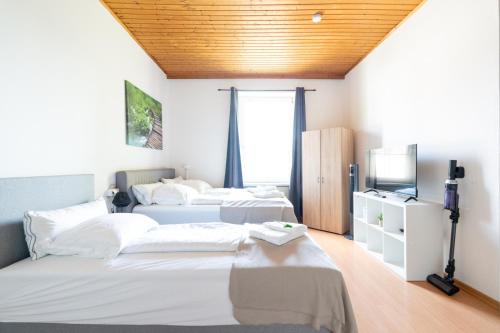 Well-Equipped and Business-Friendly Apartment Near University for Up to 3 Guestsにあるベッド