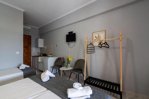pokój hotelowy z łóżkiem i stołem z ręcznikami w obiekcie Studios Koukis w mieście Kitriaí