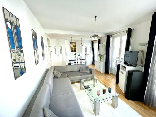 un salon avec un canapé et une table dans l'établissement Lovely Montmartre apartment, à Paris