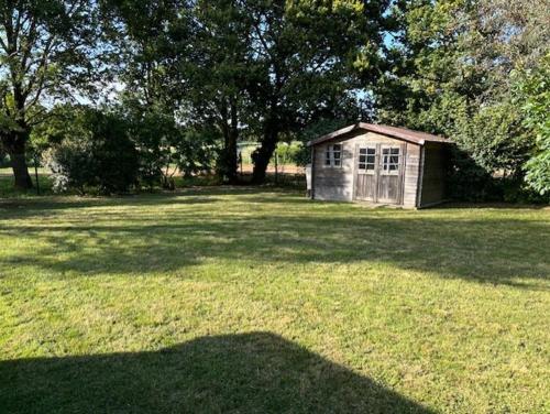 un petit hangar au milieu d'une prairie dans l'établissement La plage - Les pins ! à 300 m de la plage, à Saint-Brévin-les-Pins