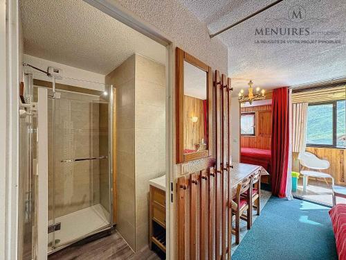 Il comprend une chambre et une salle de bains pourvue d'une douche. dans l'établissement Les Bruyères - 2 pièces 4 pers. - Ski aux pieds, balcon, emplacement idéal, proche commerces - FR-1-178-99, aux Menuires