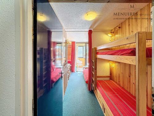 - un couloir avec 2 lits superposés dans une chambre dans l'établissement Les Bruyères - 2 pièces 4 pers. - Ski aux pieds, balcon, emplacement idéal, proche commerces - FR-1-178-99, aux Menuires