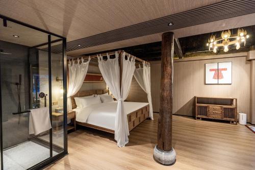 a bedroom with a large bed and a glass shower at 九寨云裳 in Jiuzhaigou