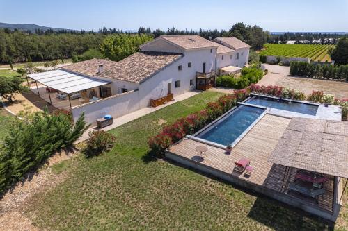 une vue aérienne d'une maison avec piscine dans l'établissement Mas Eléhis Gîtes en Provence, à Pernes-les-Fontaines