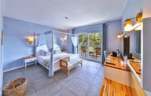 Postel nebo postele na pokoji v ubytování Luvi Kaş Otel - Adults Only (+16)