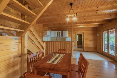 a dining room with a wooden table and chairs at Panora Oliva in Rap