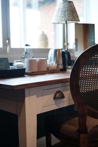 a kitchen counter with a chair and a lamp at The Pilgrim Inn in Southampton
