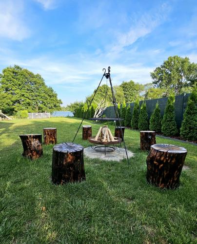 a park with a swing and tree stump logs at GłuszaSpot Dom Odyn in Bytoń
