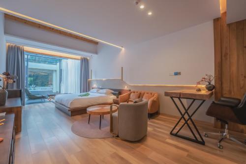 a hotel room with a bed and a desk at 雾里观阵山 Foggy Valley in Zhangjiajie