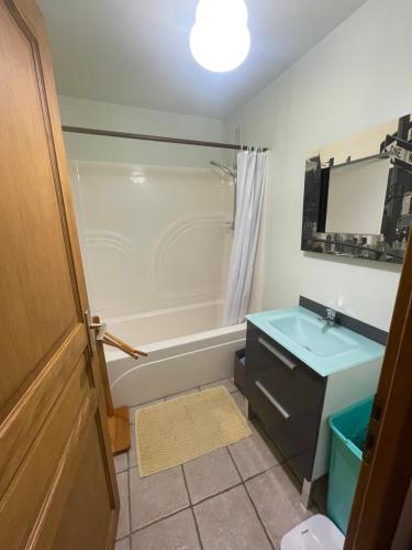 une salle de bain avec un lavabo et une baignoire dans l'établissement Jouandilla, à Mazerolles