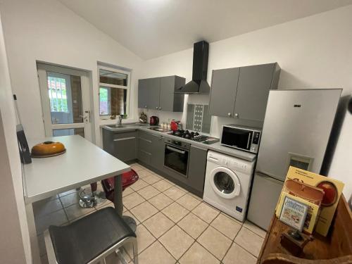 Il comprend une cuisine équipée d'un réfrigérateur et d'un lave-linge/sèche-linge. dans l'établissement Jouandilla, à Mazerolles