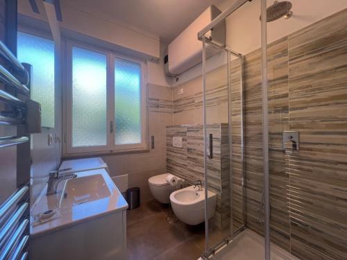 een badkamer met een toilet, een wastafel en een douche bij Mare Mosso in Bordighera