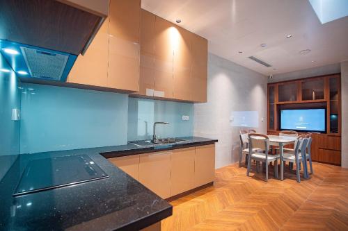 Η κουζίνα ή μικρή κουζίνα στο Villa HOÀNG GIA