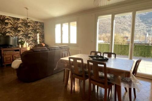 un salon avec une table et un canapé dans l'établissement Maison 4 chambres Albertville, à Albertville