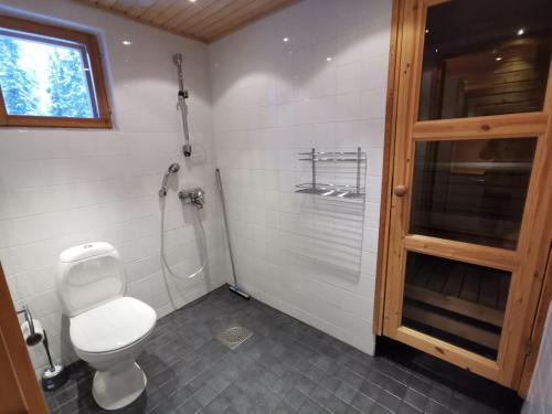 Un baño con inodoro blanco y ducha. en Saiho, en Syöte