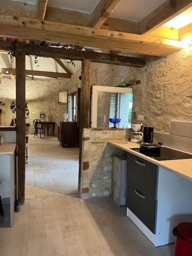 - une cuisine avec un comptoir dans une pièce dans l'établissement Chaumière en Brenne, à Mauvières