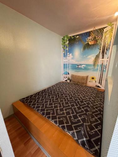 Schlafzimmer mit einem Bett mit Wandbild in der Unterkunft Двухкомнатная Квартира 5 in Balqasch