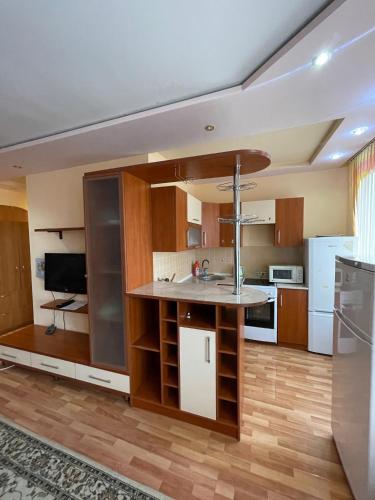 eine Küche mit einer großen Insel in der Mitte in der Unterkunft Двухкомнатная Квартира 5 in Balqasch