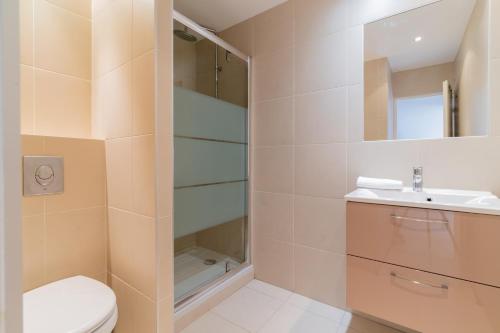 une salle de bain avec toilettes et lavabo dans l'établissement Le Nautica - Première ligne sur le Vieux Port, à Marseille