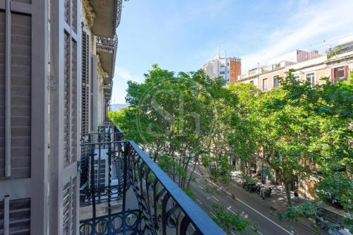 Spacious Family Apartment in Central Barcelona