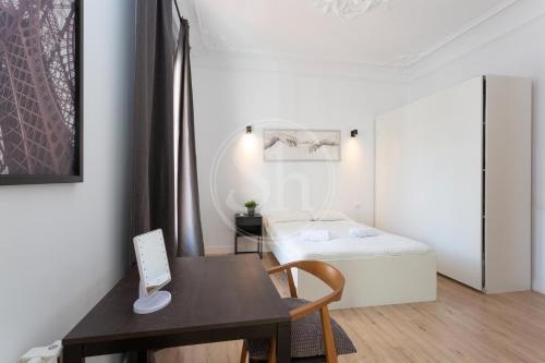 Spacious Family Apartment in Central Barcelona