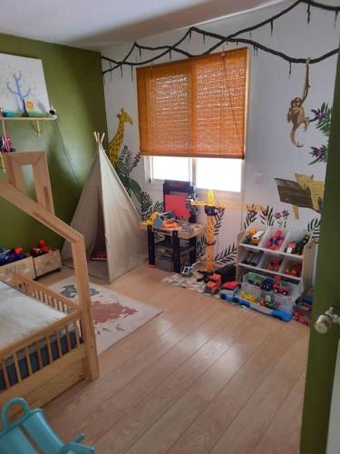 - une chambre avec un lit et une table dans l'établissement villa piscine et cuisine d'été, à Sigean