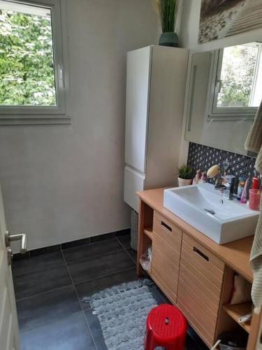 une cuisine avec un évier et un réfrigérateur blanc dans l'établissement villa piscine et cuisine d'été, à Sigean