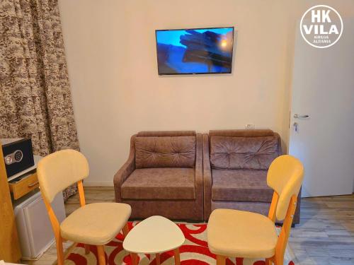 a living room with a couch and two chairs at Vila HK in Krujë
