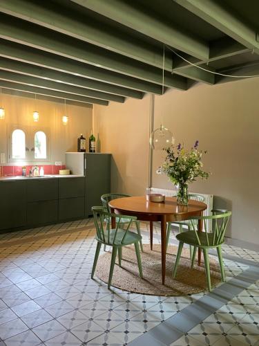 une cuisine et une salle à manger avec une table et des chaises dans l'établissement Château Doré les Tours - Appartement Renard, à Montfaucon