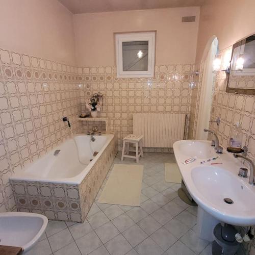 une salle de bain avec une baignoire et un lavabo dans l'établissement Le clos des Pradels, à Girac