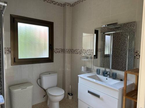 Ένα μπάνιο στο Chalet Los Almendros con piscina privada