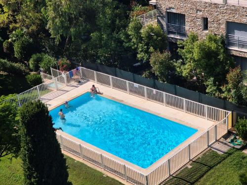 - une vue sur la piscine pour 2 personnes dans l'établissement Apt Juan-les-Pins Clim-Plage 200m -Piscine, à Antibes