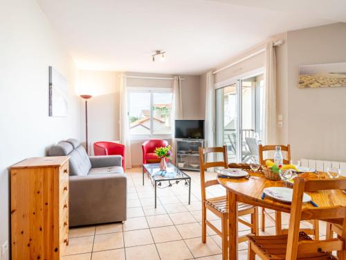 TV a/nebo společenská místnost v ubytování Apartment Côte Sud-3 by Interhome