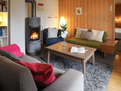 uma sala de estar com um sofá e uma lareira em Apartment Djabò rez by Interhome em Verbier