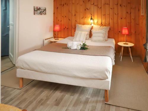 um quarto com uma grande cama branca com flores em Apartment Djabò rez by Interhome em Verbier