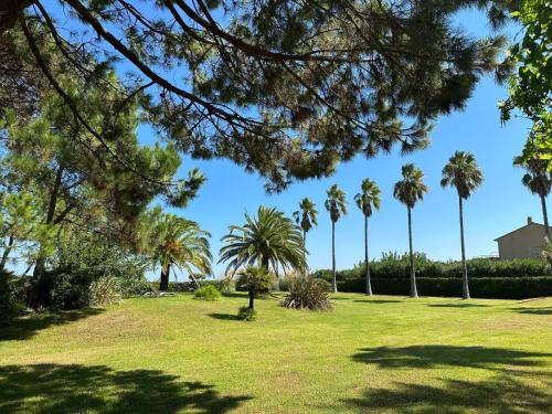 Κήπος έξω από το Holiday Home Les Chênes by Interhome