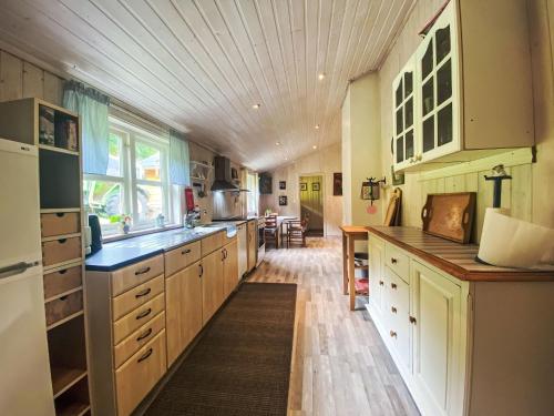 una grande cucina con armadi in legno e una grande finestra di Holiday Home Nausthammar by Interhome a Davik