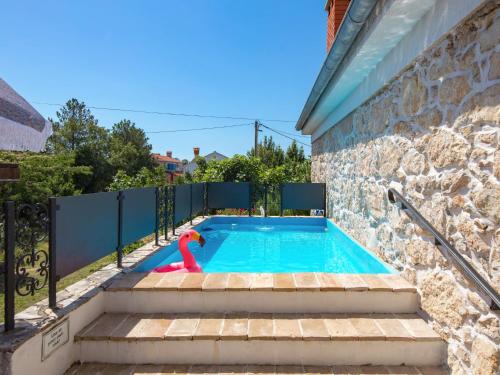 una piscina con un flotador rojo en una casa en Apartment Mia by Interhome, en Dobrinj